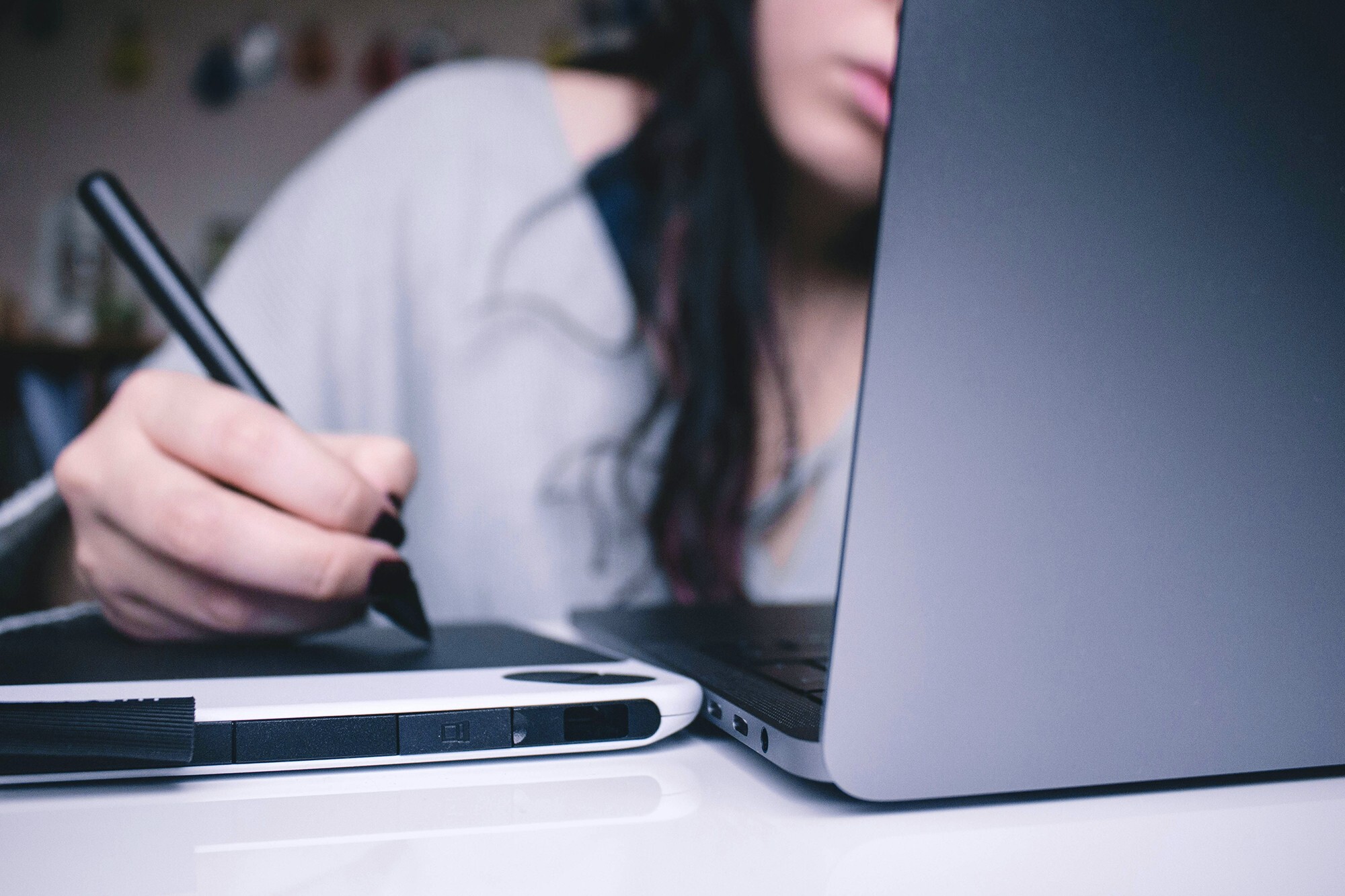EFT student werkt achter haar laptop